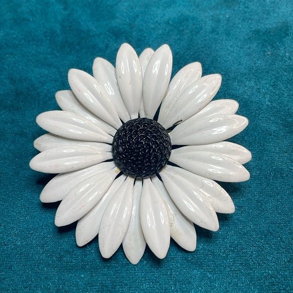 Jewelry - Vintage Enamel White Daisy Flower Brooch